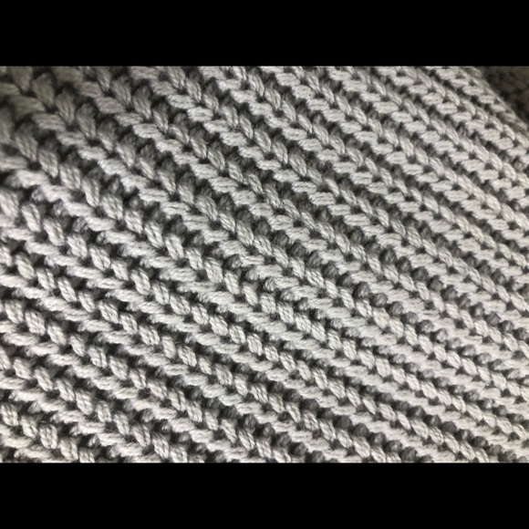 Grey knot sweater with cute detailed shoulders - Picture 2 of 3